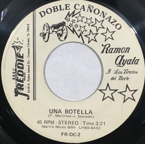 Una Botella / Vestida De Color De Rosa