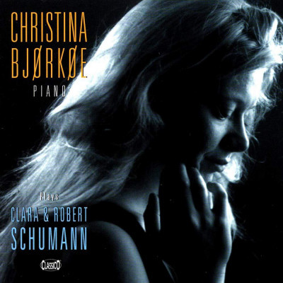 Plays Clara & Robert Schumann
