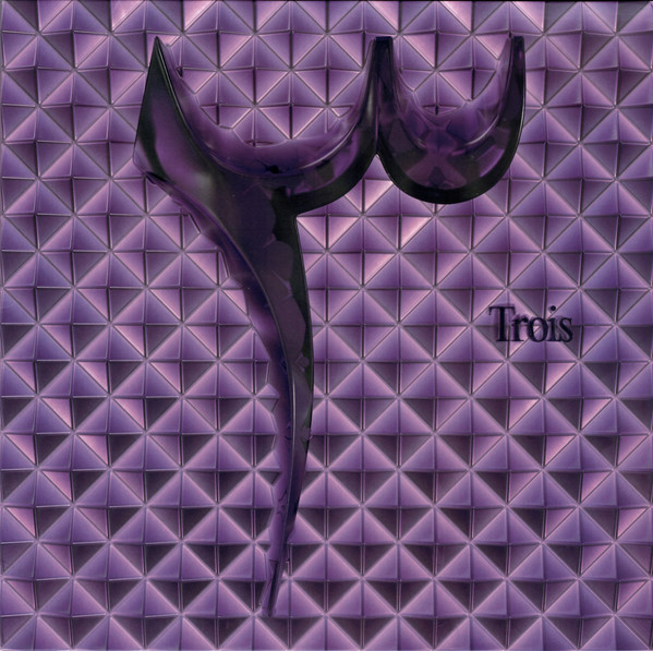 ٣ Trois