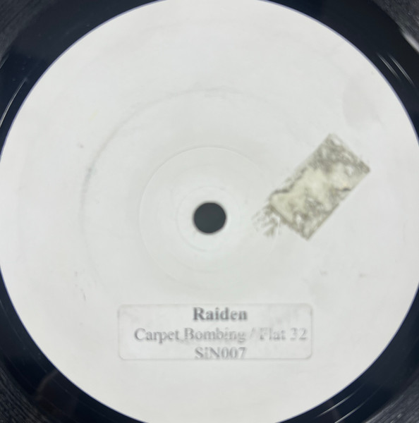 Carpet Bommin / Flat 32