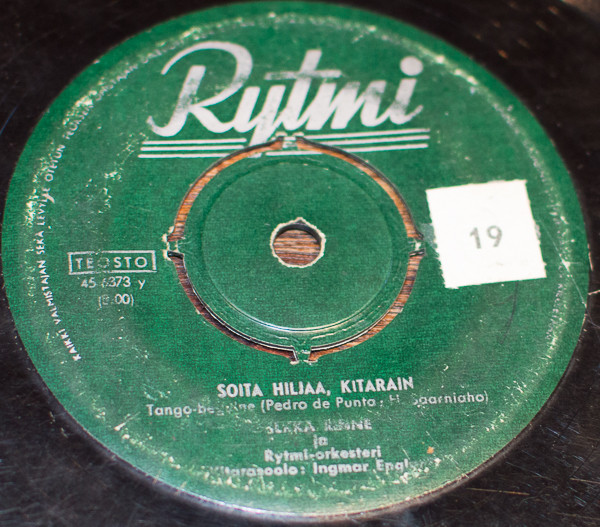 Soit Hiljaa, Kitarain / Ikkunasi Alla
